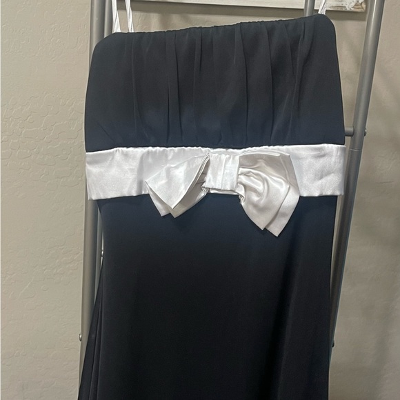 Beautiful Black Dress with White Bow - Picture 2 of 4